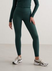 Damskie legginsy wysoki stan, kieszonka Ribbed Performance ciemnoszmaragdowe. Zielone legginsy damskie Aim'n, l, bez wzorów, z dzianiny. Za 258.00 zł.