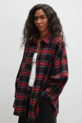 Koszula typu oversize w kratę CZERWONĄ - RENO 9361-S/M. Czerwone koszule damskie Marsala, m, bez wzorów, z bawełny, klasyczne, bez kołnierzyka, bez ramiączek. Za 329.90 zł.