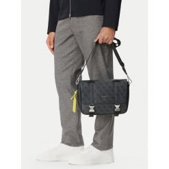 Saszetka Guess. Szare saszetki męskie Guess, młodzieżowe, małe. Za 494.99 zł.