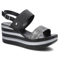 Czarne Sandały Tamaris Damskie Buty Na Koturnie. Czarne klapki damskie Tamaris, bez wzorów, ze skóry ekologicznej, bez obcasa, na koturnie, bez zapięcia. Za 199.00 zł.
