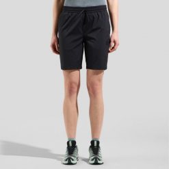Spodenki damskie ODLO Essential Short. Czarne szorty sportowe damskie Odlo, s, bez wzorów, z materiału, sportowe, trekkingowe. Za 299.99 zł.