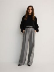 Luźne spodnie z zakładkami - jasnoszary. Szare spodnie materiałowe damskie Reserved, l, bez wzorów. W wyprzedaży za 109.99 zł.