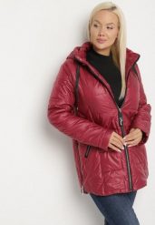 Fuksjowa Pikowana Kurtka Ozdobiona Pikowaniem z Odpinanym Kapturem Falerosa. Czerwone kurtki damskie Born2be, plus size, bez wzorów, z jeansu. Za 159.99 zł.