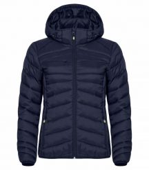 Clique kurtka Idaho Women z recyklowanego poliamidu, lekko pikowana – Dark Navy. Niebieskie kurtki damskie CLIQUE, s, bez wzorów, z materiału. Za 313.61 zł.