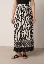 Czarna Wiskozowa Rozkloszowana Spódnica z Geometrycznym Motywem Lilysa. Czarne spódnice damskie Born2be, uniwersalny, bez wzorów, z wiskozy, eleganckie, maxi, dopasowane. Za 59.99 zł.