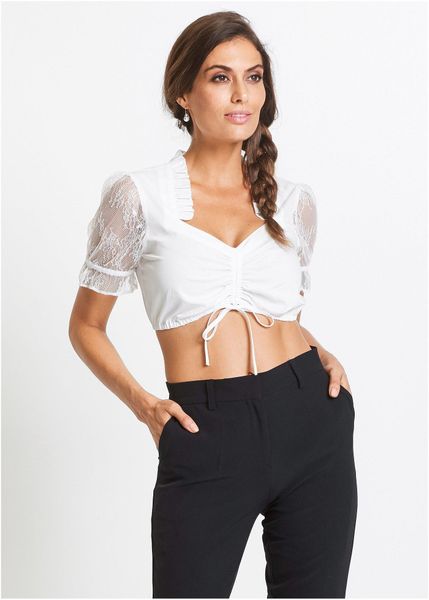Bluzka w ludowym stylu z koronkowymi rękawami. Białe bluzki damskie bonprix, bez wzorów, z koronki, eleganckie, bez kołnierzyka, bez ramiączek. Za 149.99 zł.