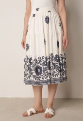 Granatowa Rozkloszowana Spódnica z Wiskozy w Kwiatowy Wzór Masterore. Niebieskie spódnice damskie Born2be, uniwersalny, bez wzorów, z jeansu, biznesowe, midi, dopasowane. Za 59.99 zł.