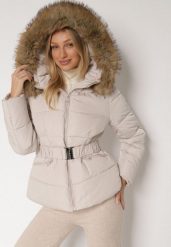Beżowy Pikowana Kurtka z Paskiem Nieodpinanym Kapturem i Futerkiem Retinda. Brązowe kurtki damskie Born2be, l, bez wzorów, z jeansu. Za 239.99 zł.