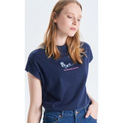 Koszulka z półgolfem i haftem - Granatowy. T-shirty damskie marki Cropp. W wyprzedaży za 14.99 zł.