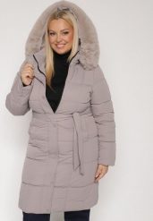 Szara Pikowana Kurtka z Kapturem z Futrem i Wiązanym Paskiem Mevinatia. Szare kurtki damskie Born2be, na zimę, l, bez wzorów, z dzianiny, klasyczne, plus size, z kapturem. Za 339.99 zł.