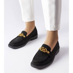 Czarne eleganckie mokasyny z ozdobą Ouellet. Czarne mokasyny damskie ze skóry ekologicznej, eleganckie. Za 102.49 zł.