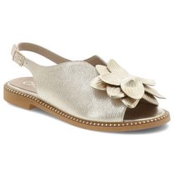 Sandały damskie Chebello, eleganckie skórzane z ozdobnym kwiatem na płaskim obcasie na sprzączkę, złote, 4729-523. Żółte sandały damskie CheBello, z aplikacjami, bez obcasa, na płaskiej podeszwie, bez zapięcia. Za 369.00 zł.