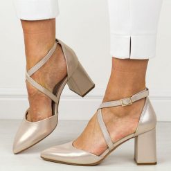 Złote błyszczące sandały damskie na słupku z zakrytymi palcami i pietą Sergio Leone Sk840. Żółte sandały damskie Sergio Leone, bez wzorów, ze skóry, bez obcasa, na słupku, bez zapięcia. Za 159.00 zł.