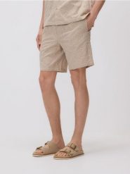 Szorty regular fit - kremowy. Białe szorty męskie Reserved, l, bez wzorów, z bawełny. Za 129.99 zł.