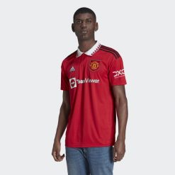 Koszulka do piłki nożnej męska Adidas Manchester United 22/23 Home Jersey. Czerwone koszulki sportowe męskie Adidas, m, bez wzorów, z jersey, bez kołnierzyka, bez ramiączek, do piłki nożnej. Za 353.90 zł.