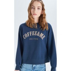 Bluza oversize z nadrukiem - Granatowy. Bluzy damskie marki Cropp. W wyprzedaży za 29.99 zł.