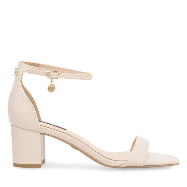 Sandały Nine West. Brązowe klapki damskie Nine West, bez wzorów, bez obcasa, na słupku, bez zapięcia. Za 153.99 zł.