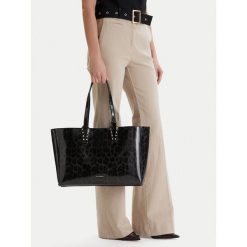 Torebka Eva Minge. Czarne torebki do ręki damskie Eva Minge, bez wzorów, bez dodatków. Za 279.99 zł.