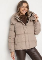 Beżowa Kurtka Puffer o Fasonie Oversize z Kapturem i Naszywką Azirva. Brązowe kurtki sportowe damskie Born2be, l, z aplikacjami, z dzianiny, z kapturem. Za 169.99 zł.