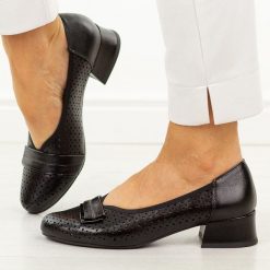 Czarne czółenka damskie na obcasie Jezzi Asa279-2. Czarne czółenka damskie Jezzi, z aplikacjami, ze skóry, casualowe, z okrągłym noskiem, bez obcasa, na obcasie, bez zapięcia. Za 199.00 zł.