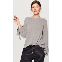 Sweter z wiązaniem przy rękawach - Szary. Swetry damskie marki Mohito. W wyprzedaży za 59.99 zł.