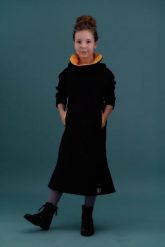 Sukienka Mała Olga czarna z mandarynką. Czarne sukienki dla dziewczynek Hultaj Polski, bez wzorów, z bawełny, bez ramiączek. Za 269.00 zł.