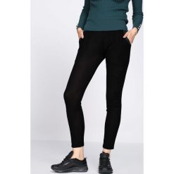 Czarne Spodnie Dresowe Tranquility. Czarne spodnie dresowe damskie Born2be, z dresówki. Za 24.99 zł.