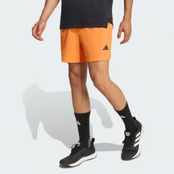 Szorty D4T Essentials. Brązowe buty sportowe męskie Adidas, bez zapięcia, na fitness i siłownię, climacool (adidas). Za 179.00 zł.