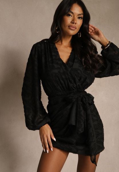 Czarna Sukienka z Tkaniny Plumeti o Kopertowym Fasonie Zenisala. Czarne sukienki damskie Renee, na imprezę, m, bez wzorów, z tkaniny, eleganckie, bez kołnierzyka, bez ramiączek, mini, kopertowe. Za 159.99 zł.