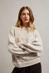 Sweter ozdobiony błyszczącą nitką beżowy. Brązowe swetry damskie MOODO, l, bez wzorów, z elastanu, bez kołnierzyka, bez ramiączek, bez kaptura. W wyprzedaży za 63.98 zł.