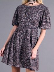 Sukienka mini z bufiastymi rękawami w panterkę - wielobarwny. Sukienki damskie Sinsay, l, bez wzorów, bez kołnierzyka, bez ramiączek, mini. W wyprzedaży za 29.99 zł.