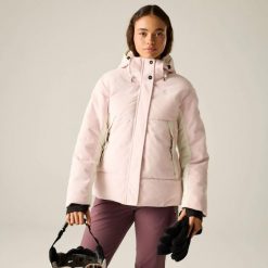 Damska kurtka narciarska Neve. Czarne kurtki snowboardowe damskie Dare 2b, bez wzorów, z materiału, długie, z kapturem, narciarskie. Za 567.00 zł.