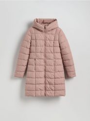 Pikowany płaszcz - jasnofioletowy. Fioletowe płaszcze damskie Reserved, l, bez wzorów, z tkaniny, bez kaptura. W wyprzedaży za 59.99 zł.