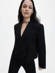 Krótki żakiet - czarny. Czarne żakiety damskie Reserved, bez wzorów, z tkaniny. W wyprzedaży za 99.99 zł.