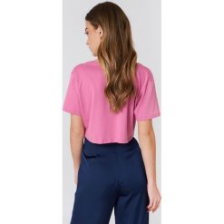 NA-KD Basic Krótki T-shirt z dekoltem V - Pink. T-shirty damskie marki NA-KD Basic. W wyprzedaży za 20.47 zł.