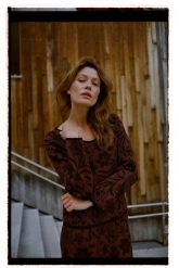 Sweter w roślinny wzór brązowy. Brązowe swetry damskie MOODO, l, bez wzorów, z poliesteru, bez kołnierzyka, bez ramiączek, bez kaptura. Za 139.99 zł.