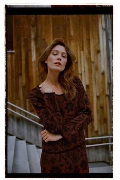 Sweter w roślinny wzór brązowy. Brązowe swetry damskie MOODO, l, bez wzorów, z poliesteru, bez kołnierzyka, bez ramiączek, bez kaptura. Za 139.99 zł.