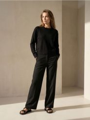 Sweter chunky z koronkowym wykończeniem - czarny. Czarne swetry damskie Sinsay, l, bez wzorów, z koronki, bez kołnierzyka, bez ramiączek, bez kaptura. Za 39.99 zł.