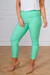 Miętowe spodnie chinosy Nina z zamkami 7/8 PLUS SIZE XXL WIOSNA. Zielone spodnie materiałowe damskie Nasi partnerzy, plus size, bez wzorów, z elastanu. Za 159.90 zł.