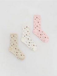 Wzorzyste skarpetki 3 pack - złamana biel. Skarpety damskie Reserved, bez wzorów. W wyprzedaży za 27.99 zł.