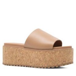 Klapki Lasocki. Brązowe klapki damskie Lasocki, bez wzorów, bez obcasa. Za 249.99 zł.