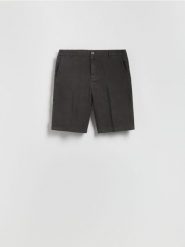 Lniane szorty regular fit - ciemnobrązowy. Brązowe szorty męskie Reserved, l, bez wzorów. W wyprzedaży za 139.99 zł.