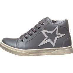 Skórzane sneakersy w kolorze szarym. Szare trampki i tenisówki dziewczęce Lamino, z aplikacjami, z materiału, bez zapięcia. W wyprzedaży za 149.95 zł.