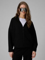 4F Bluza dresowa regular z kapturem damska - czarna S. Czarne bluzy sportowe damskie 4f, s, bez wzorów, z dresówki, klasyczne, bez kołnierzyka, bez ramiączek, z kapturem. Za 199.99 zł.