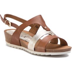 Sandały CAPRICE - 9-28207-22 Cognac/Lt Brown 390. Klapki damskie marki Caprice. Za 229.90 zł.