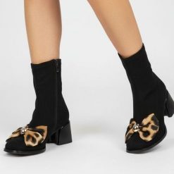 Botki damskie S. Barski, na klocku z materiałową cholewką za kostkę z kokardą w panterkę, czarne, JC52-827. Czarne kozaki damskie S.BARSKI, z materiału, za kostkę, bez obcasa, na obcasie. Za 220.99 zł.