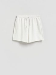 Strukturalne szorty regular fit - złamana biel. Szorty męskie Reserved, l, bez wzorów, z bawełny. Za 99.99 zł.