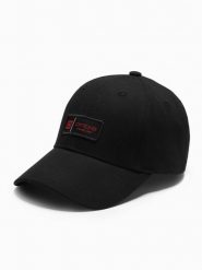 Męska czapka z daszkiem bejsbolówka z patchem – czarna V1 OM-ACCS-0103 - uniwersalny. Czarne czapki i kapelusze męskie Ombre Clothing, z aplikacjami, z bawełny. W wyprzedaży za 39.99 zł.