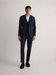 Spodnie slim fit z kantem - granatowy. Niebieskie spodnie materiałowe męskie Reserved, bez wzorów, z tkaniny. W wyprzedaży za 119.99 zł.