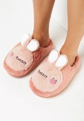 Ciemnoróżowe Pluszowe Kapcie z Królikiem Riui. Czerwone kapcie damskie Born2be, z aplikacjami, z futra, z okrągłym noskiem. Za 39.99 zł.